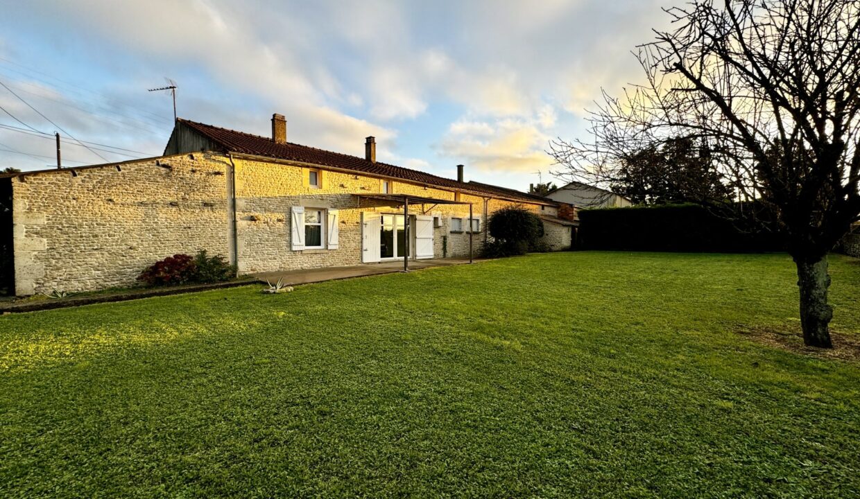 maison-mitoyenne-1-cote-6-pieces-doix-les-fontaines-85200-1771593728-VM511_17_original