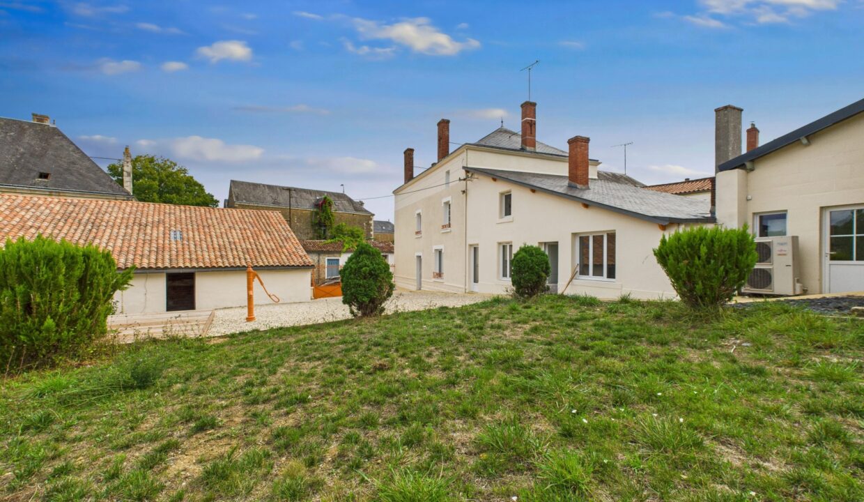 maison-ancienne-8-pieces-l-hermenault-85570-1774343815-VM702_43_original