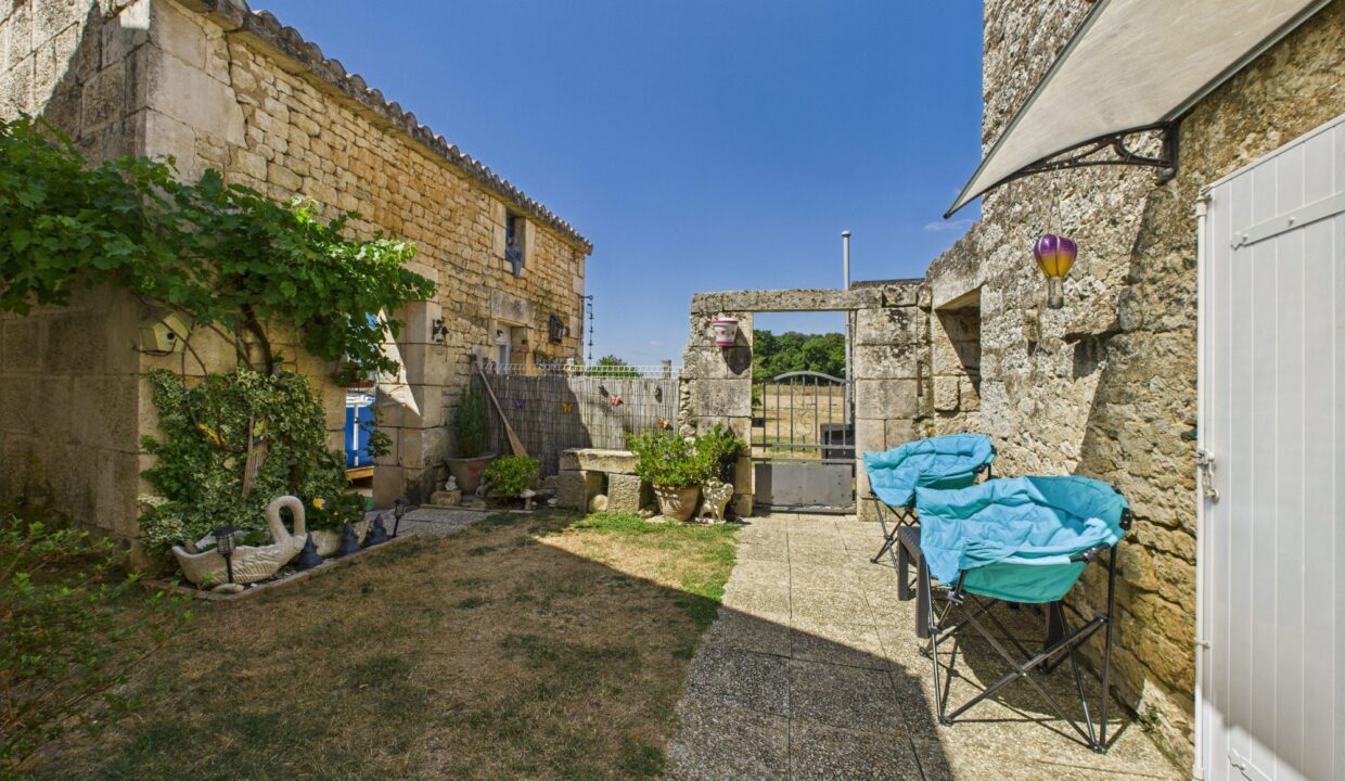 maison-ancienne-6-pieces-bouille-courdault-85420-1776156898-VM749_23_original