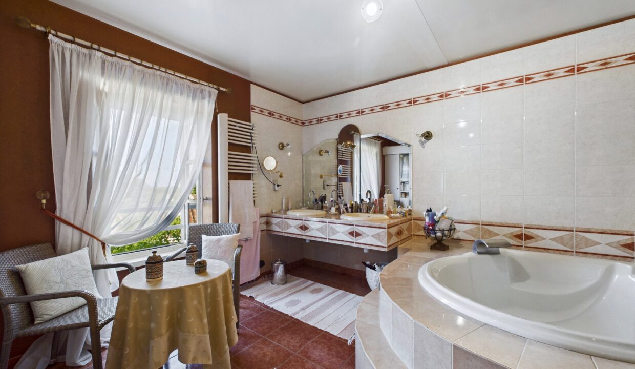 maison-villa-10-pieces-serigne-85200-1771843273-VM747_11_original