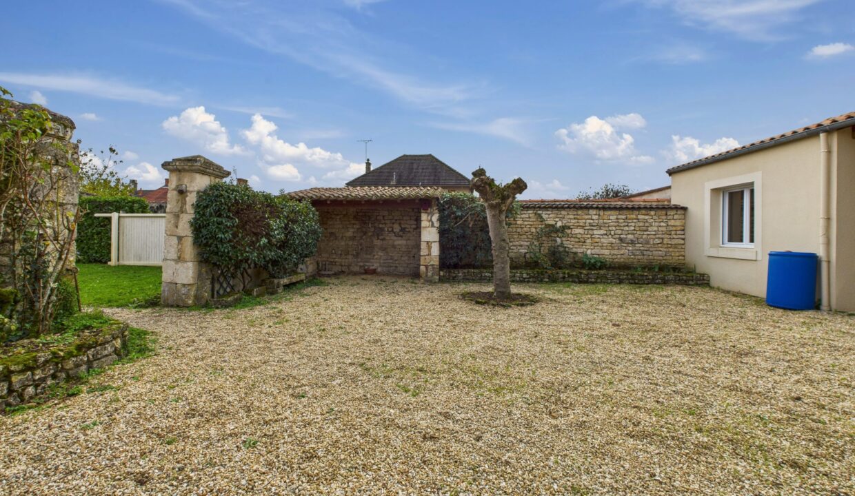 maison-ancienne-6-pieces-fontenay-le-comte-85200-1776930852-VM866_40_original