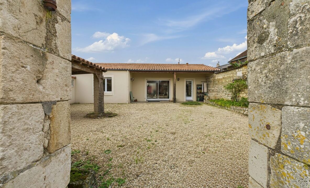 maison-ancienne-6-pieces-fontenay-le-comte-85200-1776930852-VM866_48_original