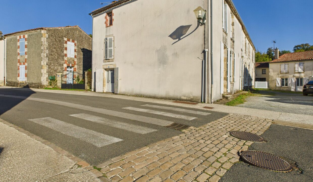 maison-mitoyenne-1-cote-8-pieces-fontenay-le-comte-85200-1771583775-VM856_16_original