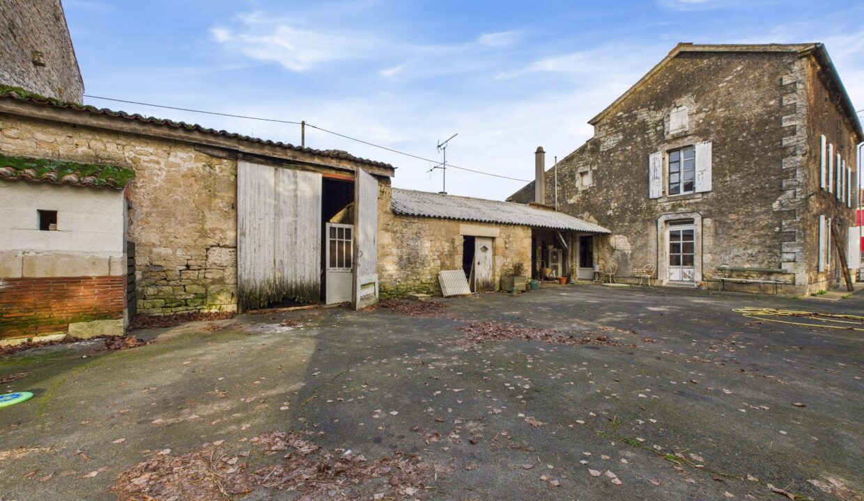 maison-ancienne-1-piece-foussais-payre-85240-1784626459-VM886_9_original