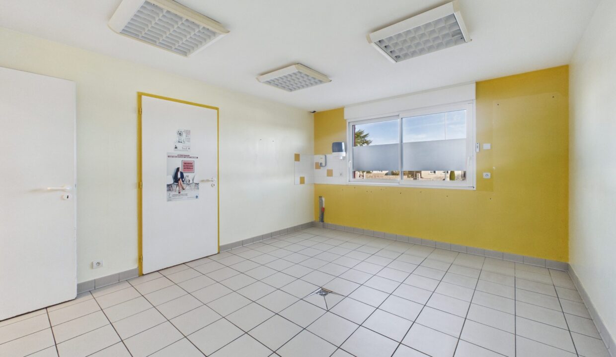 immobilier-pro-local-commercial-770-m2-la-chataigneraie-85120-1790253334-VP087_13_original