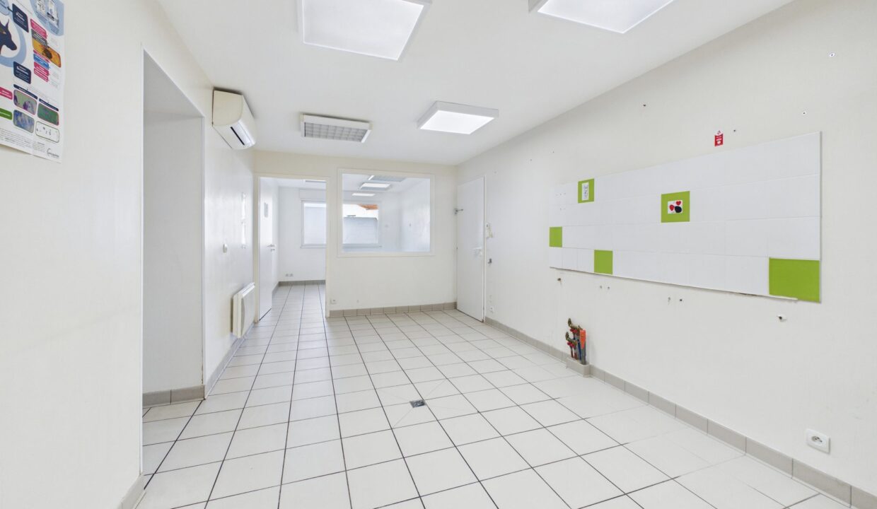 immobilier-pro-local-commercial-770-m2-la-chataigneraie-85120-1790253334-VP087_15_original