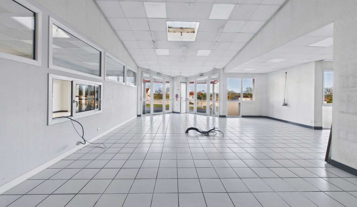 immobilier-pro-local-commercial-770-m2-la-chataigneraie-85120-1790253334-VP087_9_original