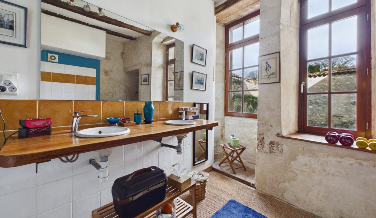 maison-ancienne-8-pieces-fontenay-le-comte-85200-1775713654-VM905_13_original