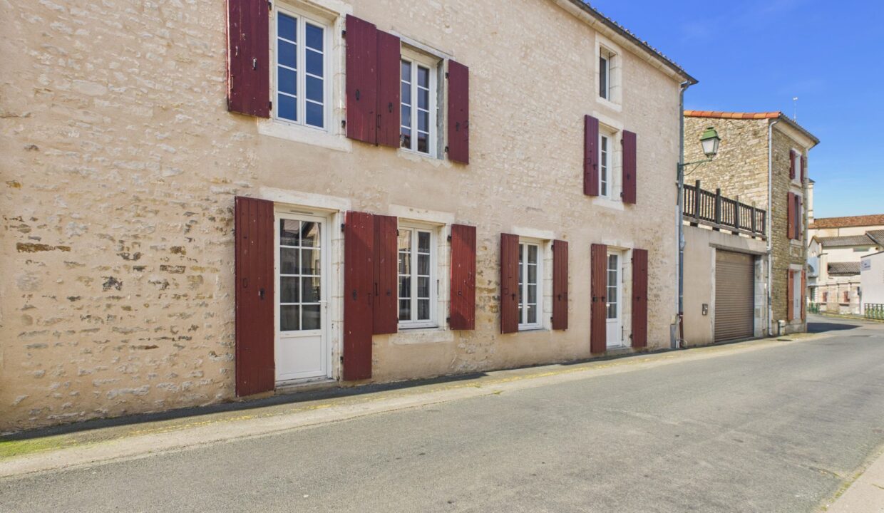 maison-mitoyenne-2-cotes-7-pieces-sainte-hermine-85210-1782505567-VM955_27_original