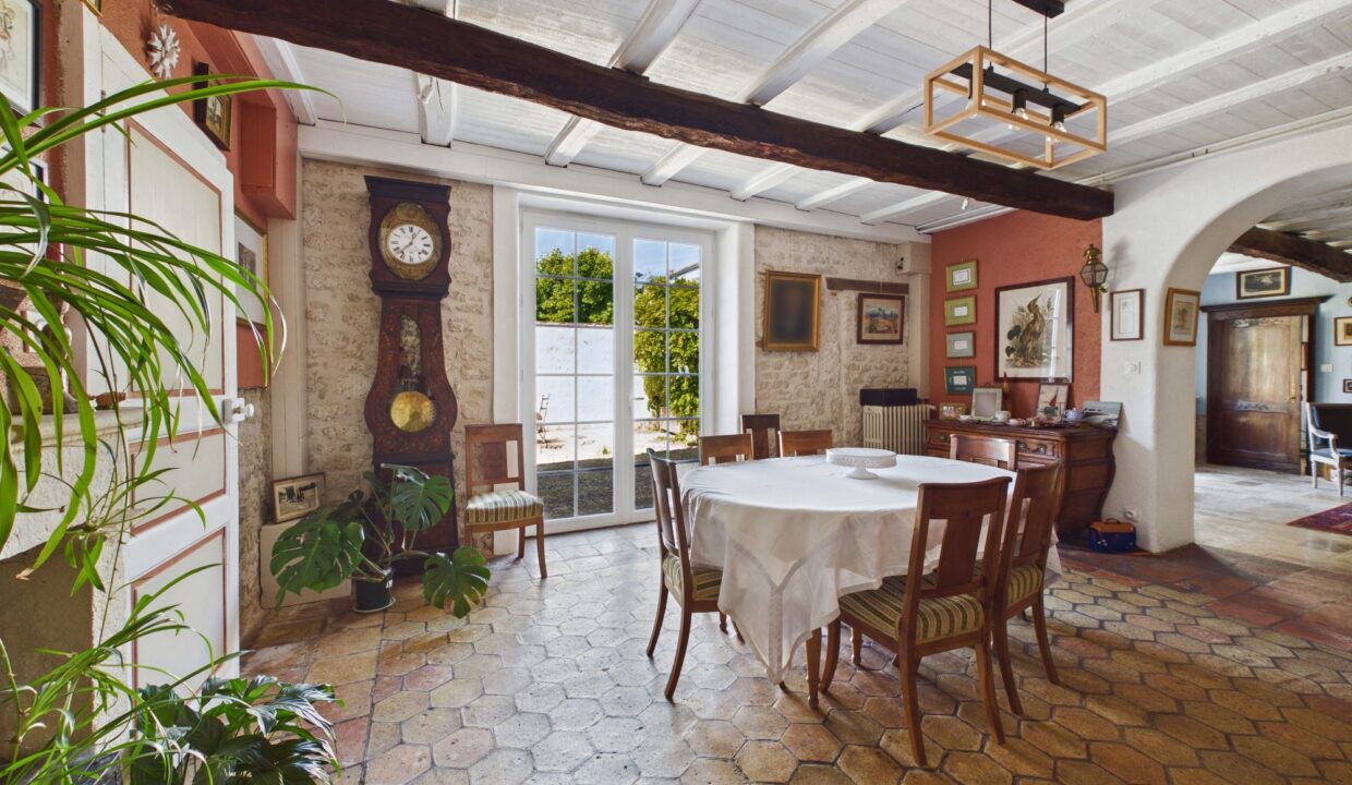 maison-individuelle-10-pieces-fontenay-le-comte-85200-1777368318-VM976_17_original