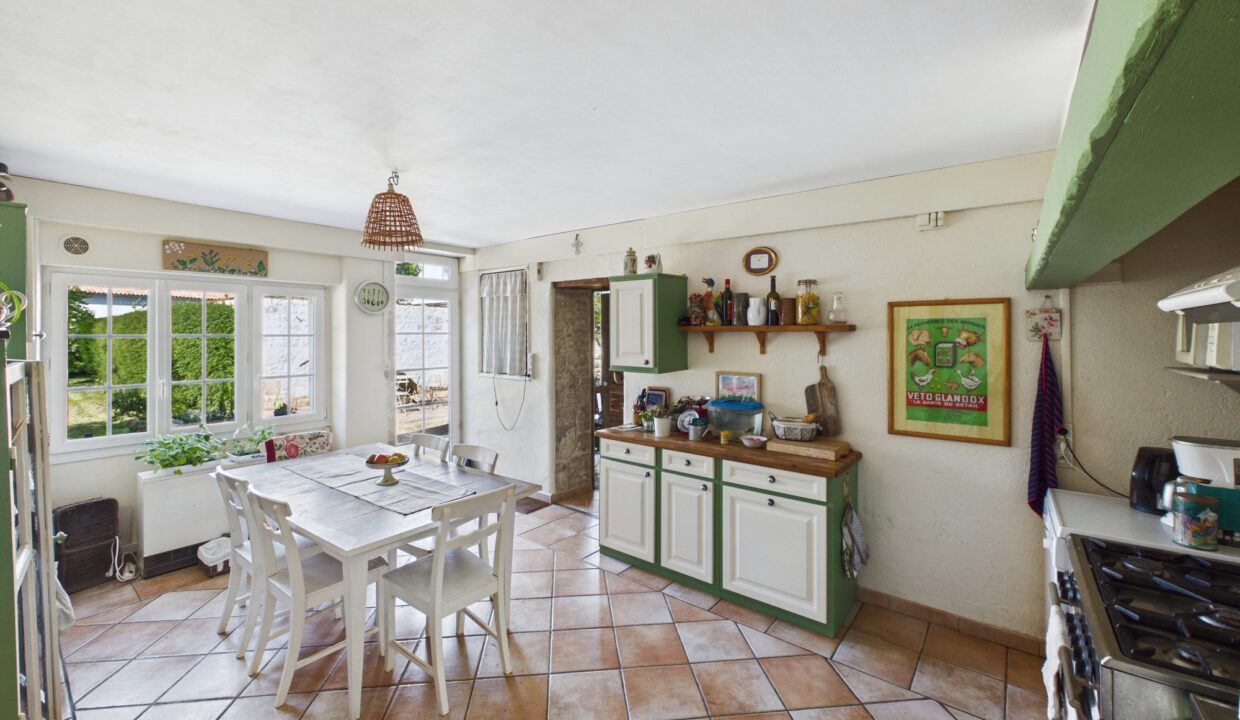 maison-individuelle-10-pieces-fontenay-le-comte-85200-1777368318-VM976_22_original