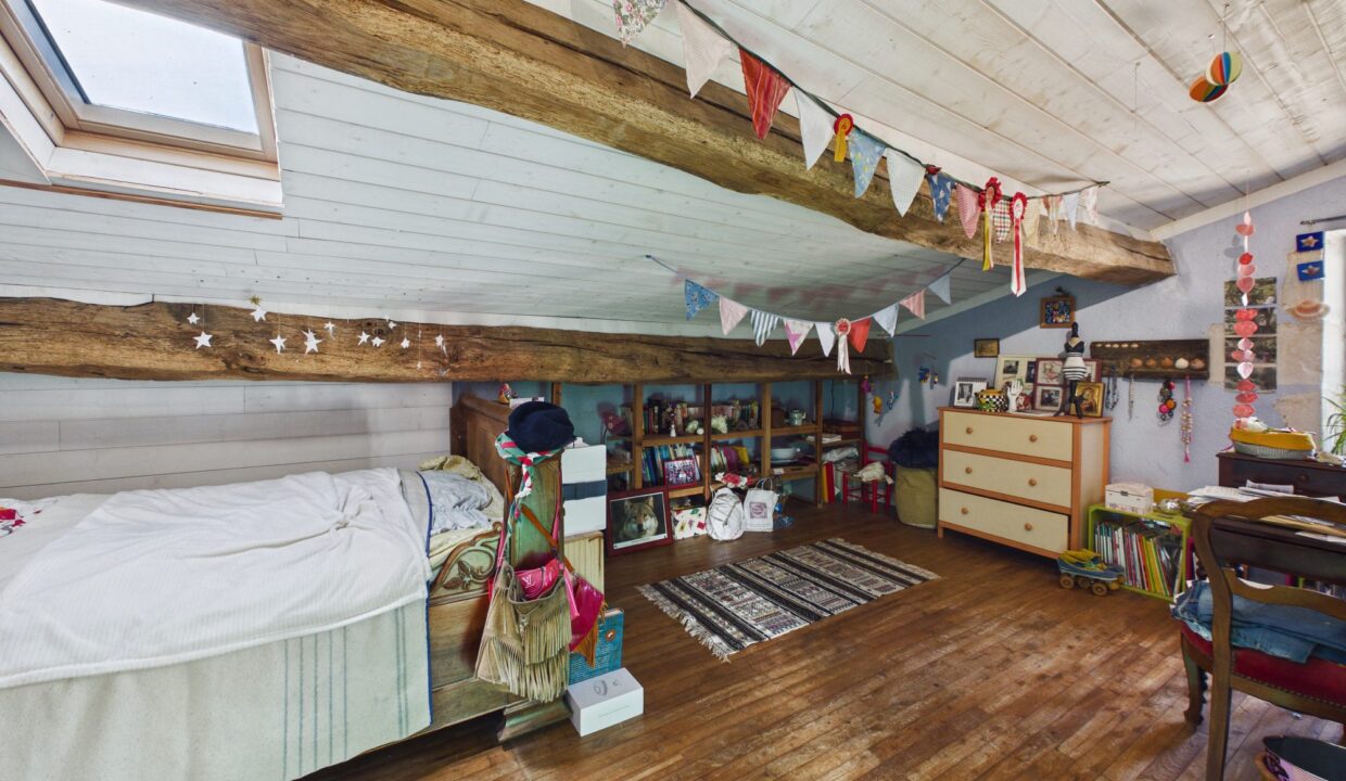 maison-individuelle-10-pieces-fontenay-le-comte-85200-1777368318-VM976_25_original