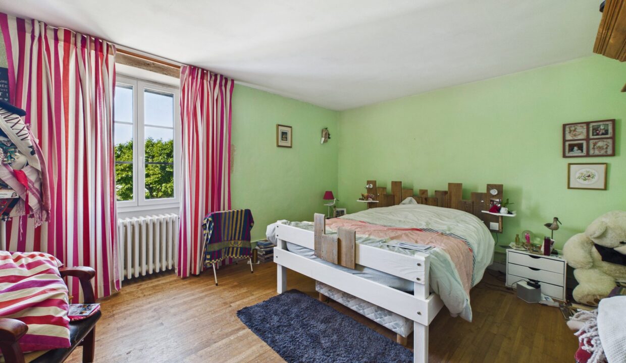 maison-individuelle-10-pieces-fontenay-le-comte-85200-1777368318-VM976_29_original