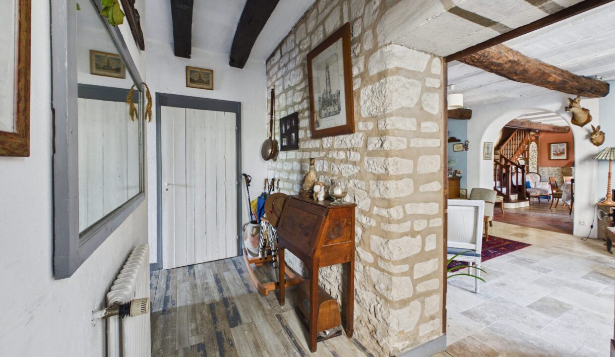 maison-individuelle-10-pieces-fontenay-le-comte-85200-1777368318-VM976_2_original