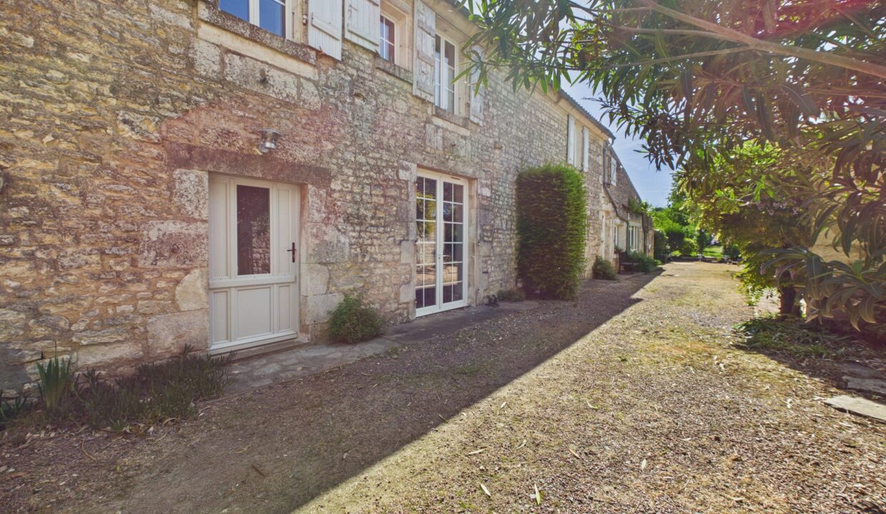 maison-individuelle-10-pieces-fontenay-le-comte-85200-1777368318-VM976_40_original