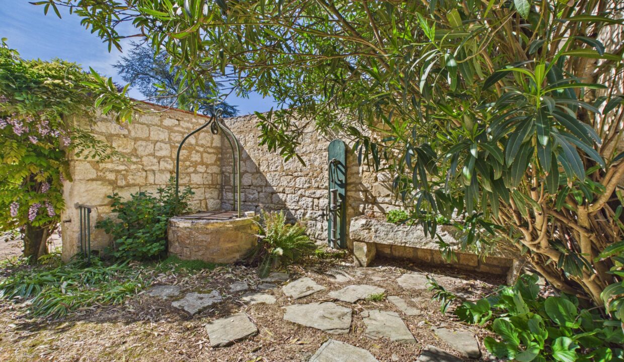 maison-individuelle-10-pieces-fontenay-le-comte-85200-1777368318-VM976_41_original