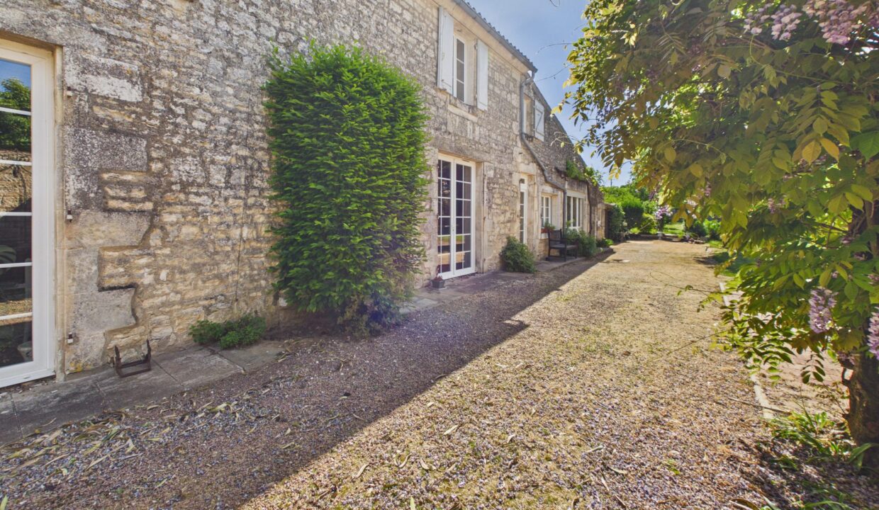 maison-individuelle-10-pieces-fontenay-le-comte-85200-1777368318-VM976_43_original