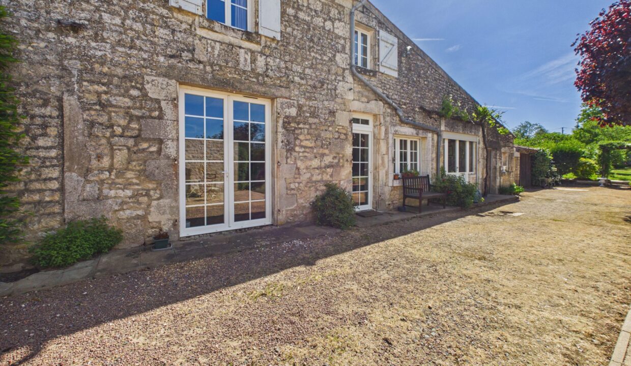 maison-individuelle-10-pieces-fontenay-le-comte-85200-1777368318-VM976_44_original