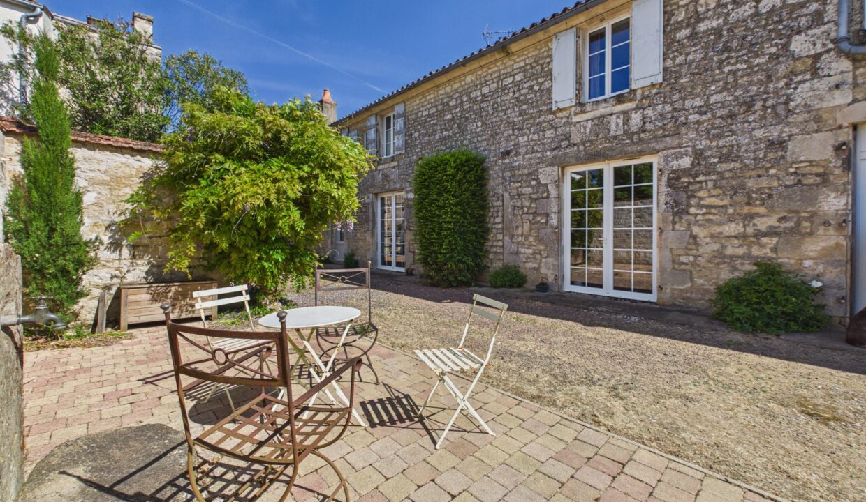 maison-individuelle-10-pieces-fontenay-le-comte-85200-1777368318-VM976_46_original