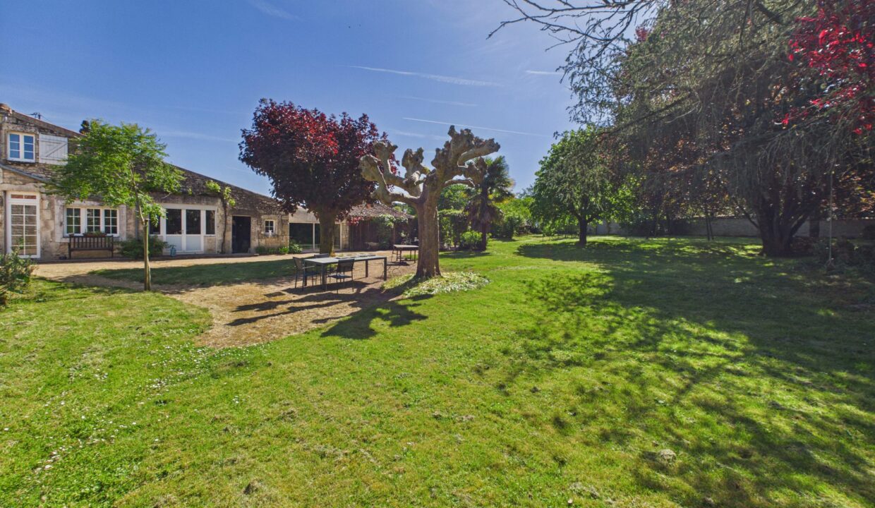 maison-individuelle-10-pieces-fontenay-le-comte-85200-1777368318-VM976_48_original