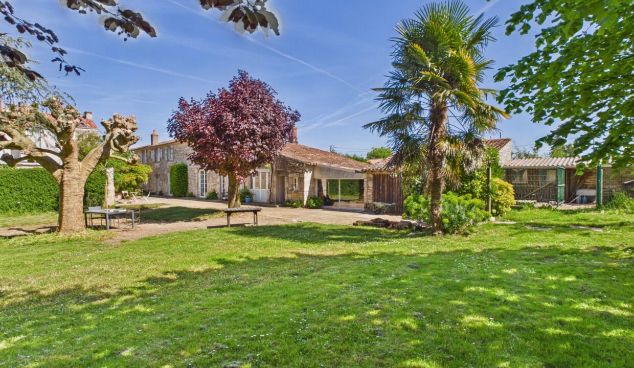 maison-individuelle-10-pieces-fontenay-le-comte-85200-1777368318-VM976_49_original