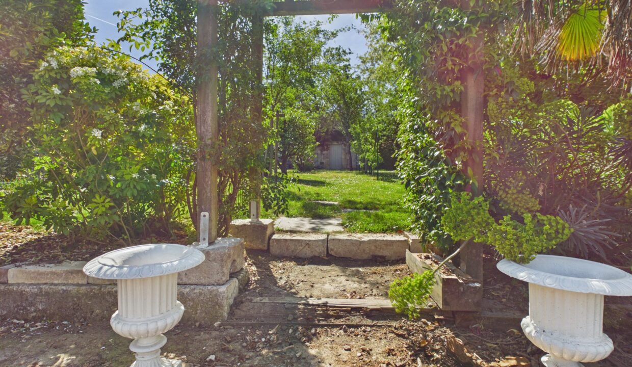 maison-individuelle-10-pieces-fontenay-le-comte-85200-1777368318-VM976_51_original