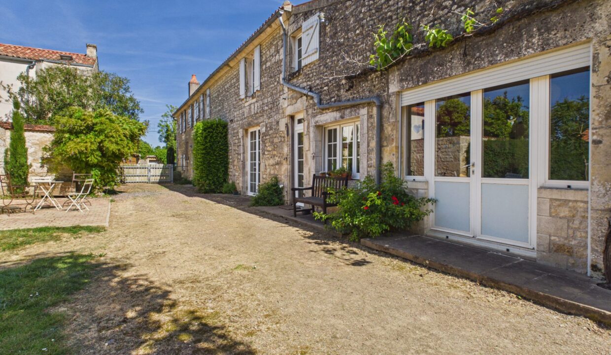 maison-individuelle-10-pieces-fontenay-le-comte-85200-1790253293-VM976_53_original