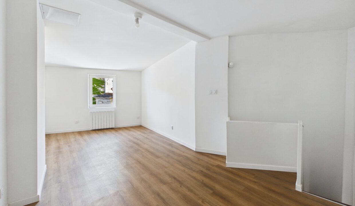 maison-mitoyenne-1-cote-3-pieces-fontenay-le-comte-85200-1775824434-VM963_12_original