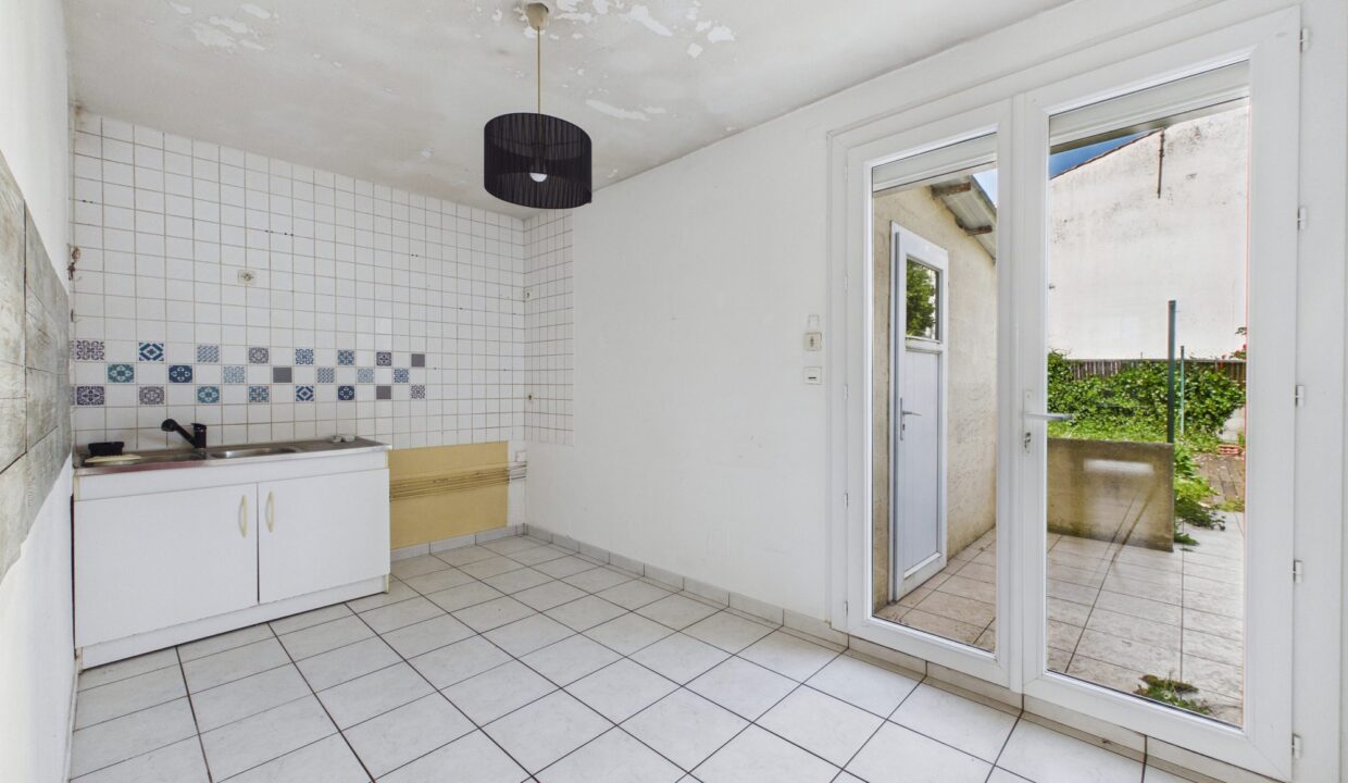 maison-mitoyenne-2-cotes-5-pieces-fontenay-le-comte-85200-1777369398-VM971_21_original