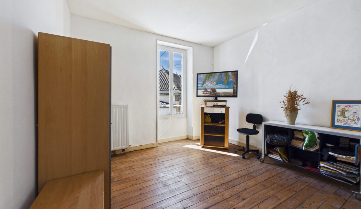 maison-mitoyenne-2-cotes-7-pieces-fontenay-le-comte-85200-1775635610-VM962_13_original