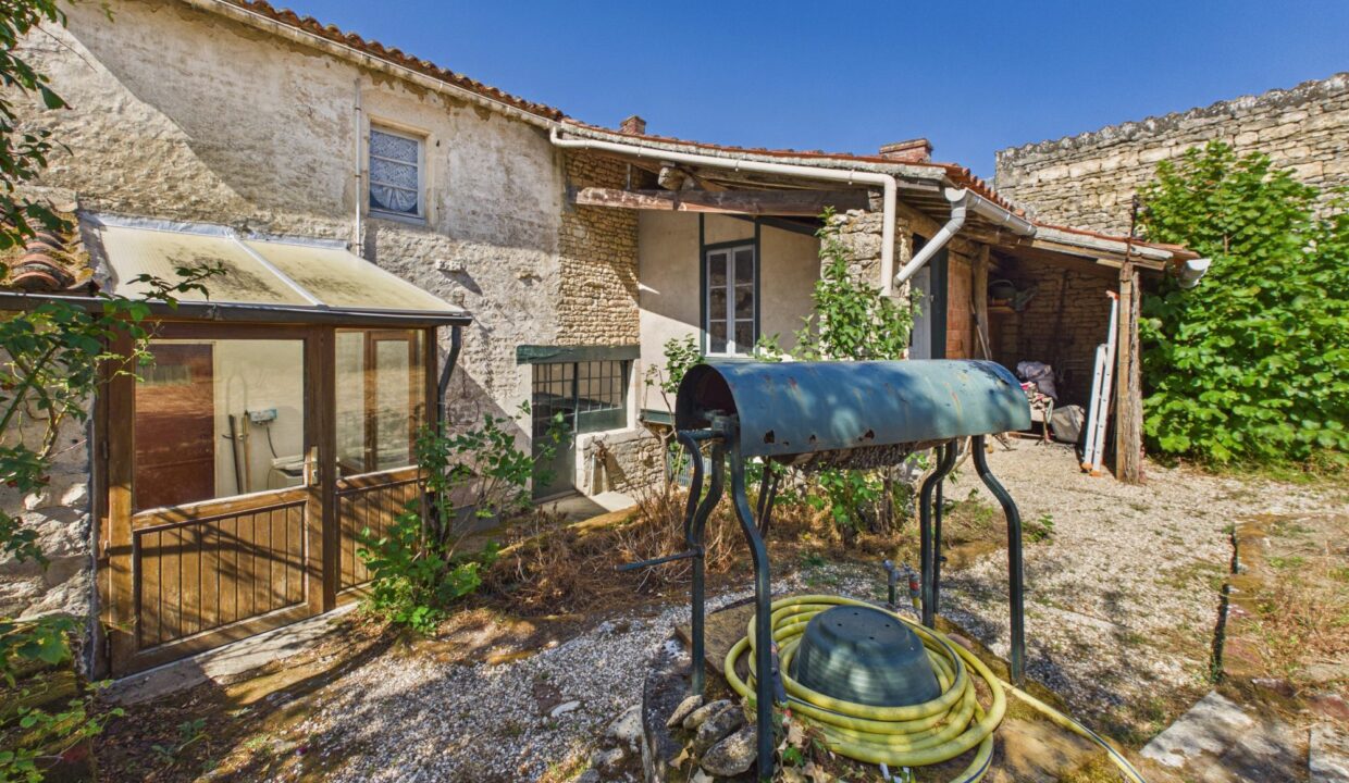 maison-ancienne-7-pieces-saint-pierre-le-vieux-85420-1788422318-VM1014_25_original