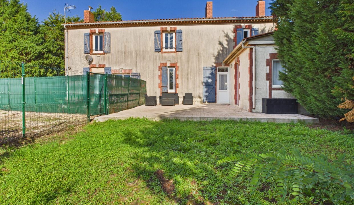 maison-ancienne-11-pieces-saint-martin-des-fontaines-85570-1792666486-VM1105_23_original-1